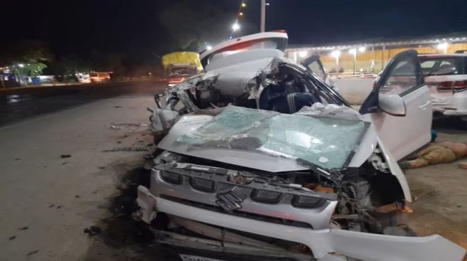 दर्दनाक हादसा : कार को तेज रफ्तार वाहन ने पीछे से मारी टक्कर, एक ही परिवार के 4 लोगों की मौत