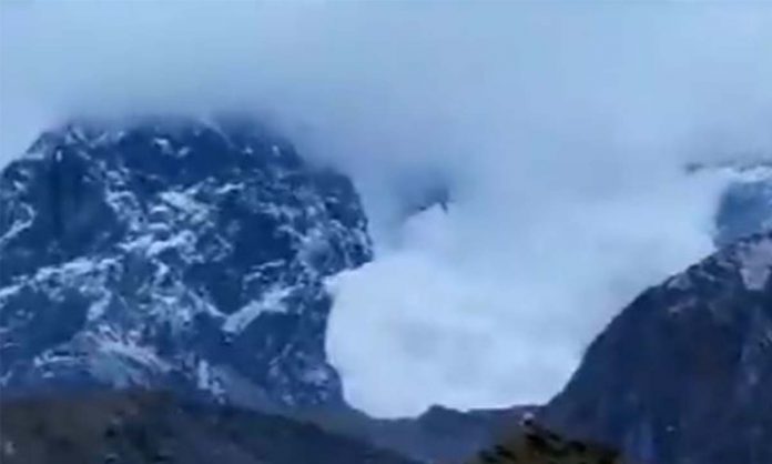 Massive Avalanche hits mountains around kedarnath temple