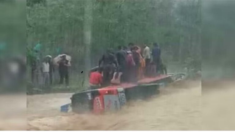 उत्तराखंड में आफत की बारिश, यहां उफान पर आए नाले में बही यात्रियों से भरी बस