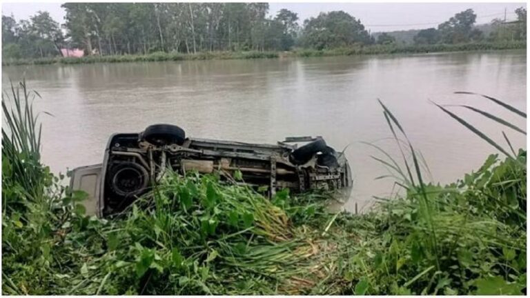 अनियंत्रित होकर नदी में गिरी कार, कई लोगों की मौत