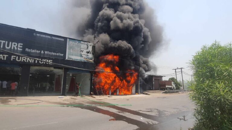 RUDRAPUR FIRE INCIDENT:रुद्रपुर में  नैशनल हाइवे 74 पर दुकान में लगी आग, इन कारणों से लगी आग..
