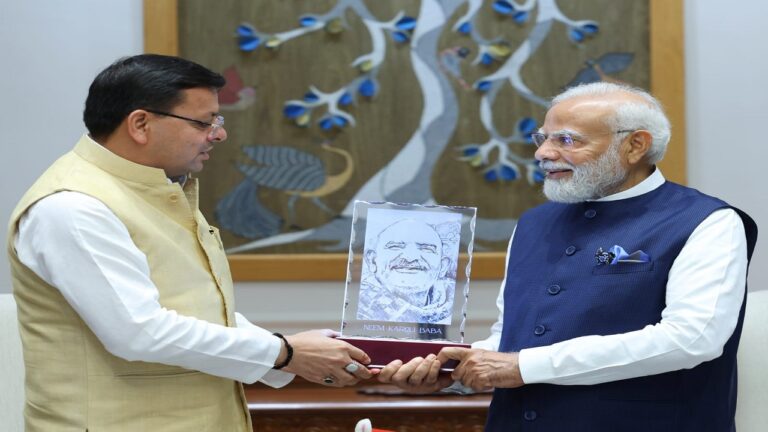 प्रधानमंत्री नरेंद्र मोदी को भेंट की बाबा नीब करौरी जी का चित्र और उत्तराखण्ड का बासमती चावल