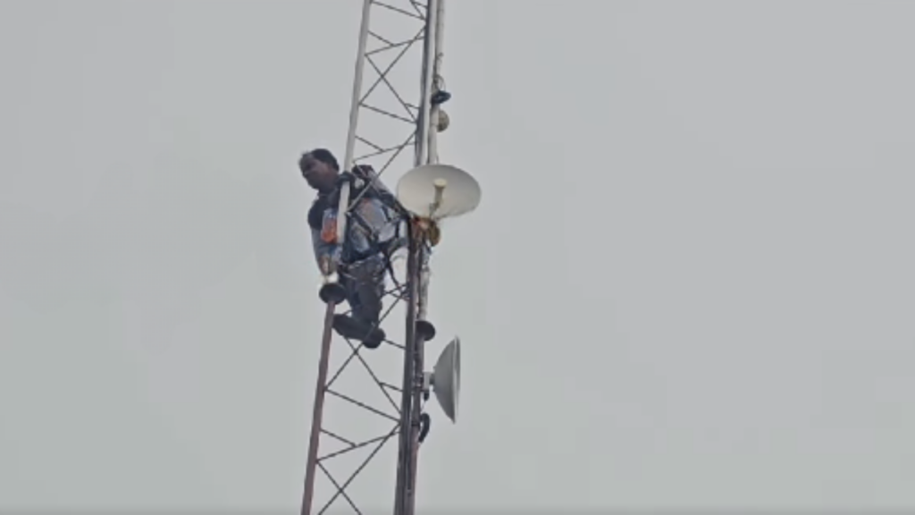 RISHIKESH SHOPKEEPER CLIMBED TOWER