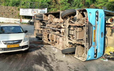 दिल्ली से मसूरी आ रही बस पलटी, कमानी टूटने से हुआ हादसा MUSSOORIE BUS ACCIDENT