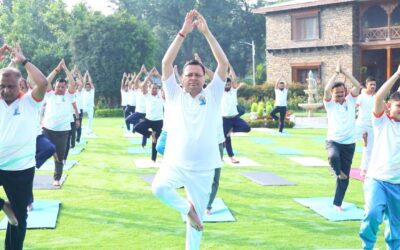 सीएम धामी का योग को दिनचर्या में शामिल करने का आह्वान, अधिकारियों-कर्मचारियों के साथ किया योगाभ्यास YOGA DAY 2025