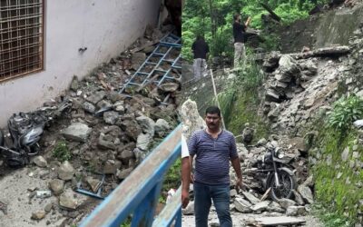 देवप्रयाग में भूस्खलन, बोल्डर और मलबा गिरने से मकान क्षतिग्रस्त, राहत कार्य जारी DEVPRAYAG LANDSLIDE