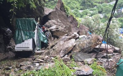रुद्रप्रयाग में भूस्खलन से बाधित हुआ केदारनाथ पैदल मार्ग, तीर्थयात्रियों को कराया जा रहा है पार KEDARNATH YATRA