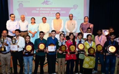 सीएम धामी ने मेधावी छात्रों और श्रेष्ठ विद्यालयों को किया सम्मानित, शिक्षा में नवाचार पर दिया जोर UTTARAKHAND EDUCATION NEWS
