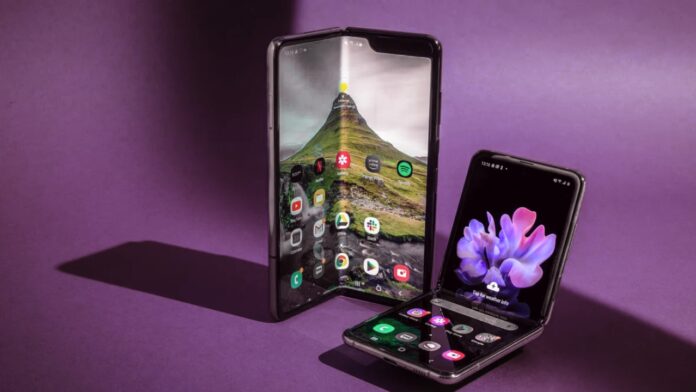 Foldable Phone hinge mechanism display