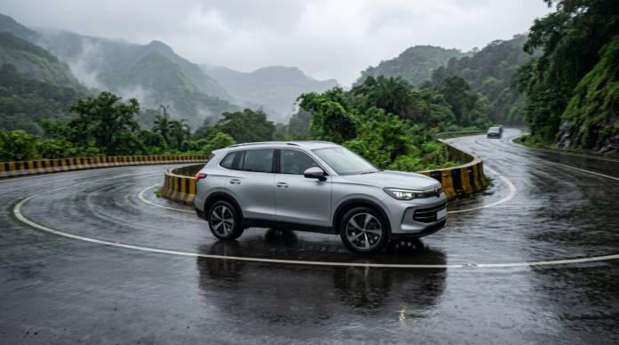 Electronic Stability Control से लैस कार गीली सड़क पर मोड़ पर कंट्रोल में