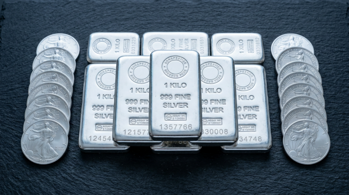Silver Price चांदी की बुलियन बार और सिक्कों का क्लोज-अप